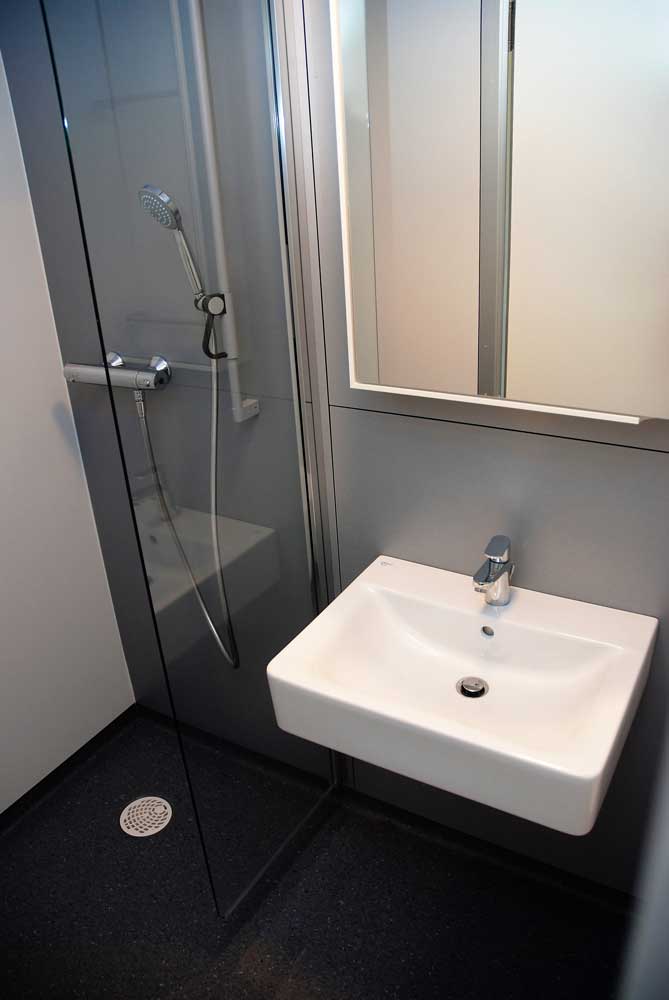 Dusche und Waschbecken im JKH